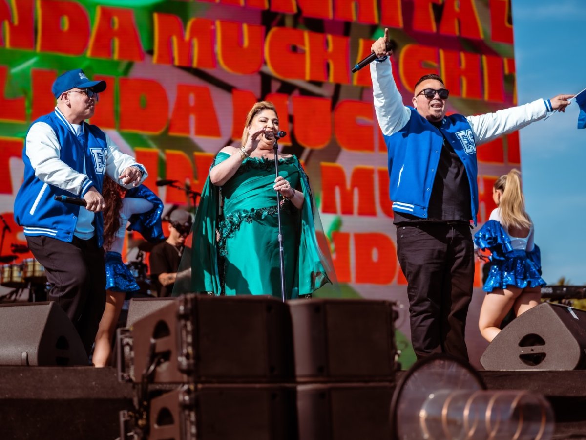 Crooked Stilo and Hermanos Flores performing together